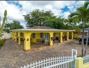 880 E 28th St, Hialeah, FL 33013