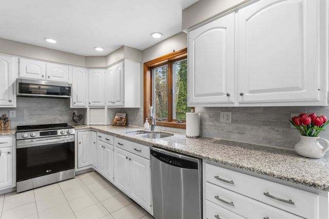 41 Windsor Boulevard, Londonderry, NH 03053