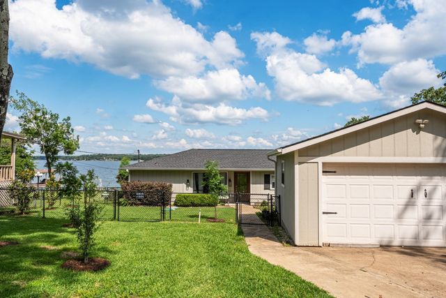 138 Pin Oak Drive, Mabank, TX 75156