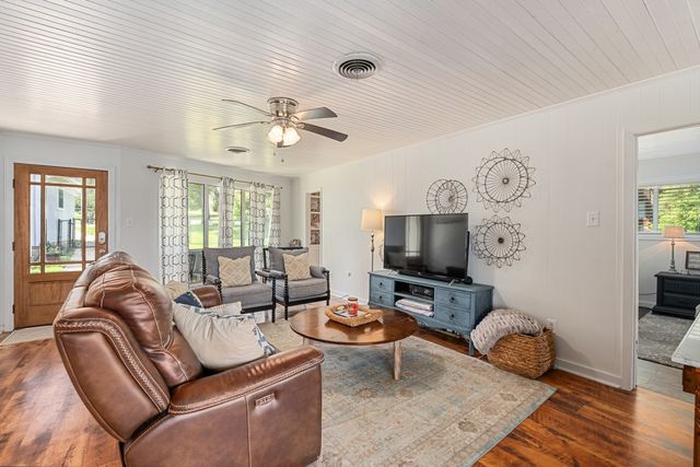 138 Pin Oak Drive, Mabank, TX 75156