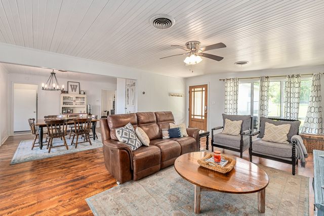 138 Pin Oak Drive, Mabank, TX 75156