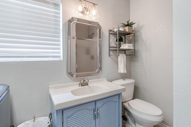 138 Pin Oak Drive, Mabank, TX 75156