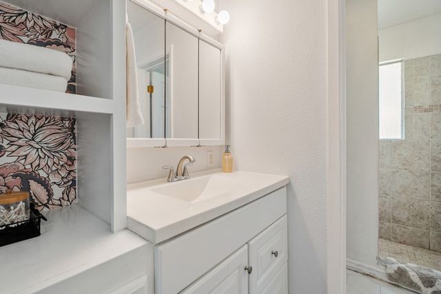 138 Pin Oak Drive, Mabank, TX 75156