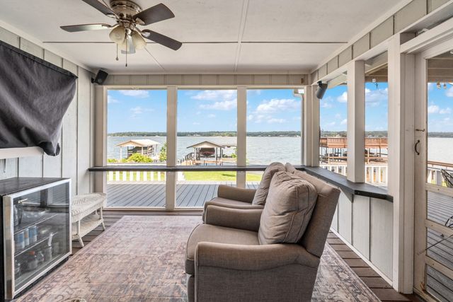 138 Pin Oak Drive, Mabank, TX 75156