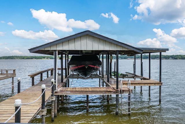 138 Pin Oak Drive, Mabank, TX 75156