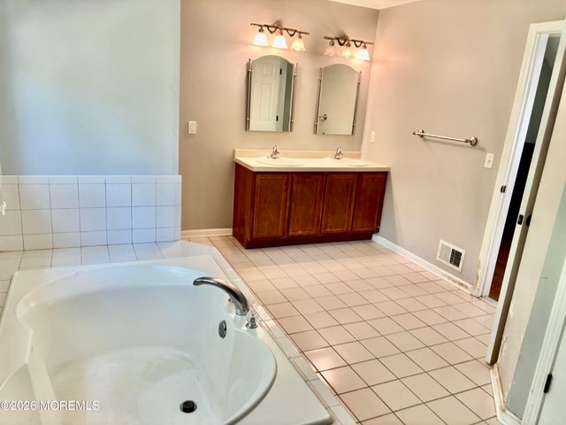 22 Kuzyk Road, Cream Ridge, NJ 08514