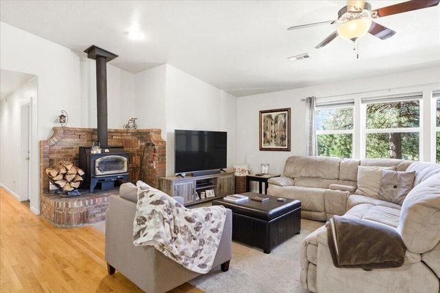 833 Remour Lane, Mount Shasta, CA 96067