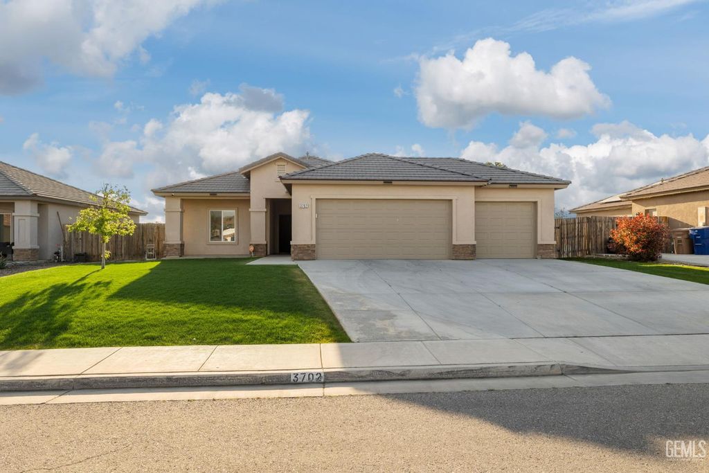 3702 Balvicar Drive, Bakersfield, CA 93306