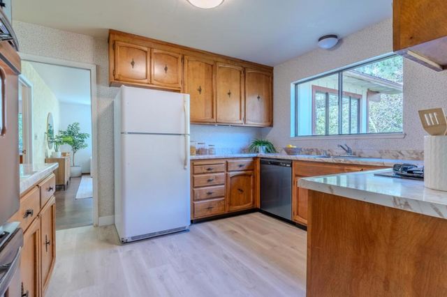 2 Valleywood Court, Pacifica, CA 94044