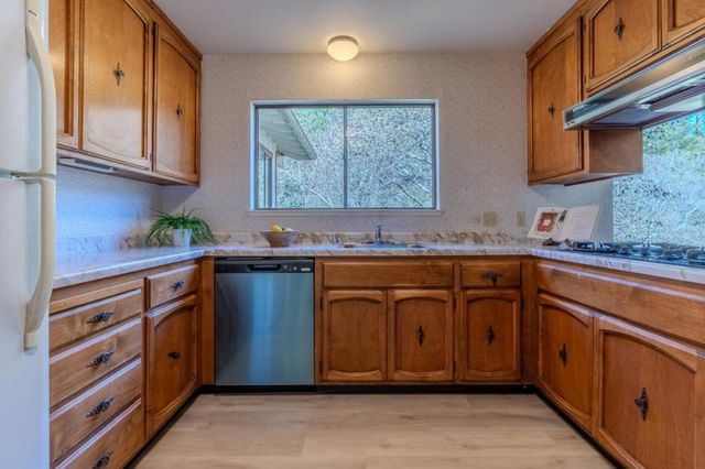 2 Valleywood Court, Pacifica, CA 94044