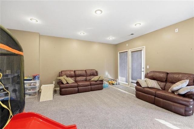 8015 N Kensington Avenue, Kansas City, MO 64119