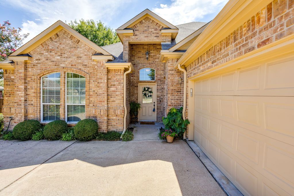 10521 N Haven Drive, Benbrook, TX 76126 — photo 2
