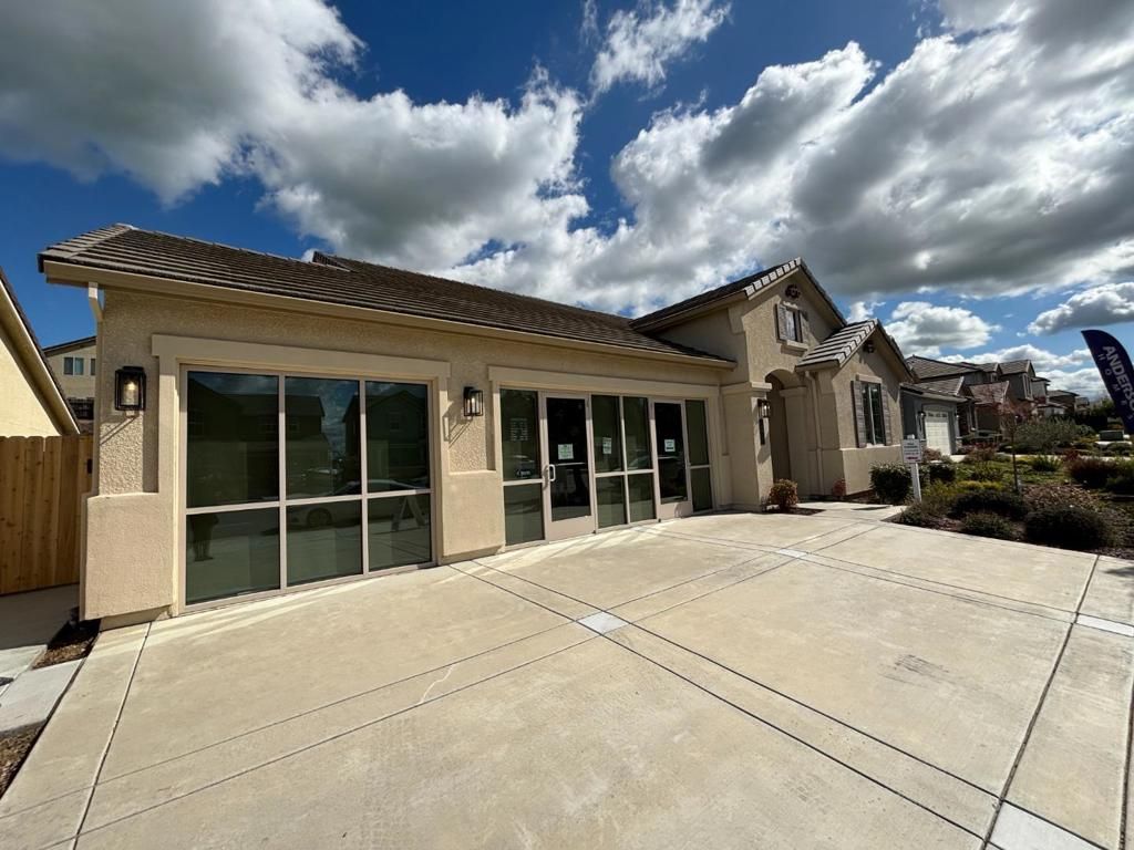 Image 2 of property listing at 1517 Santana Ranch Drive, Hollister, CA 95023