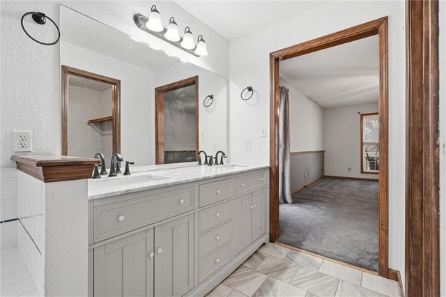 802 S Morgan Drive, Peculiar, MO 64078