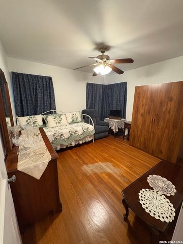 206 Laurelwood Dr, San Antonio, TX 78213