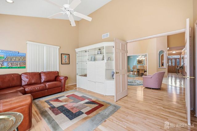 36 Wintons Way, Monroe, NJ 08831