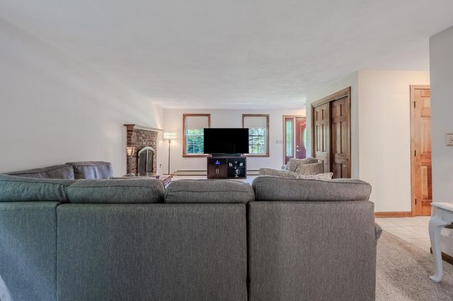 2 Paula Avenue, Londonderry, NH 03053