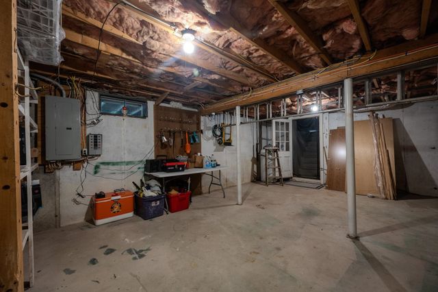 2 Paula Avenue, Londonderry, NH 03053