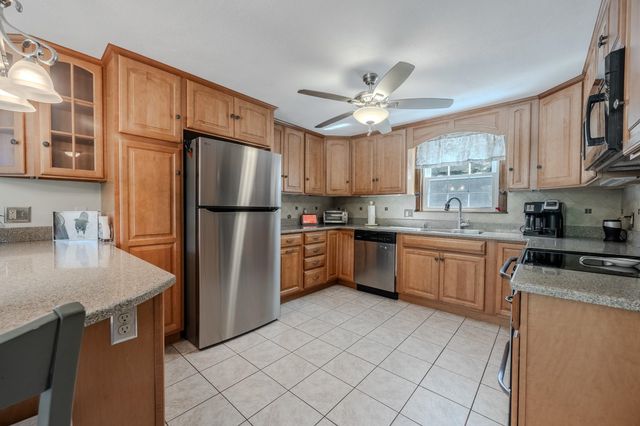 2 Paula Avenue, Londonderry, NH 03053
