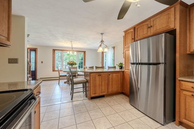 2 Paula Avenue, Londonderry, NH 03053
