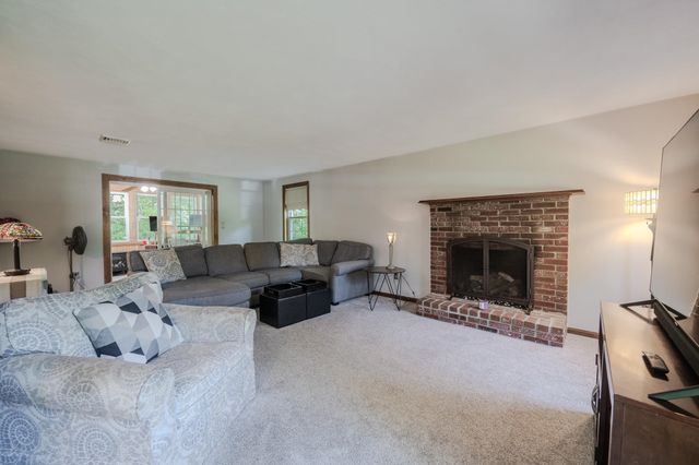 2 Paula Avenue, Londonderry, NH 03053