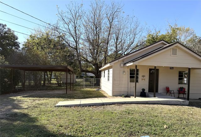 225 College Street, Roxton, TX 75477