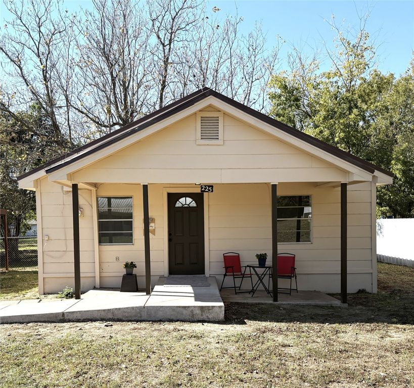 225 College Street, Roxton, TX 75477
