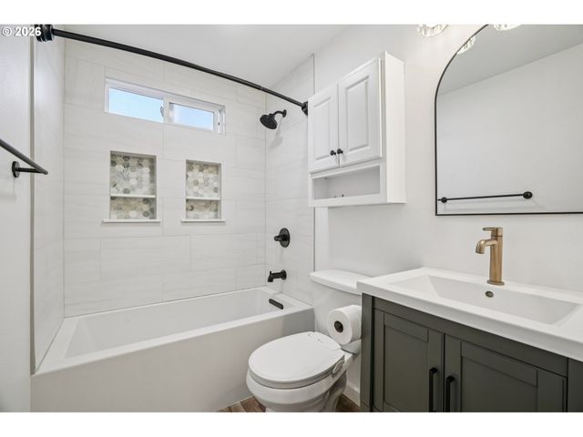 810 Ne PINEBROOK Ave, Vancouver, WA 98684