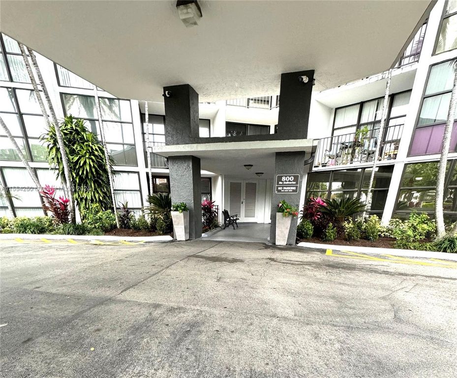 800 Parkview Dr 502, Hallandale Beach, FL 33009