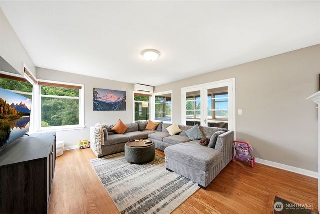 9725 Phinney Avenue N, Seattle, WA 98103