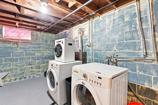 1268 E 33rd Court, Des Moines, IA 50317