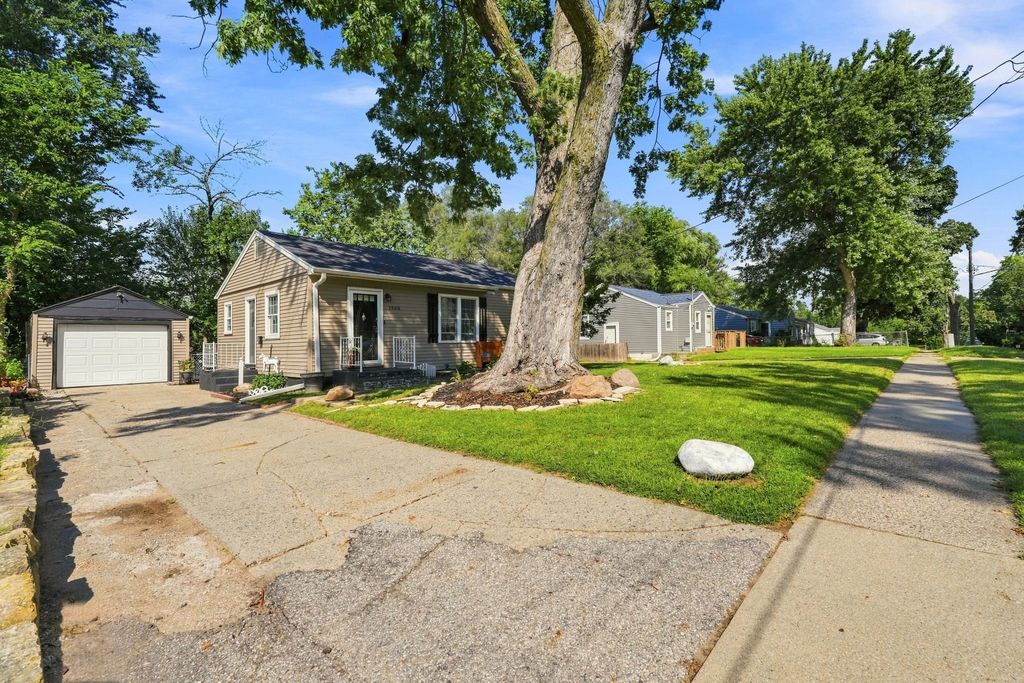 1268 E 33rd Court, Des Moines, IA 50317