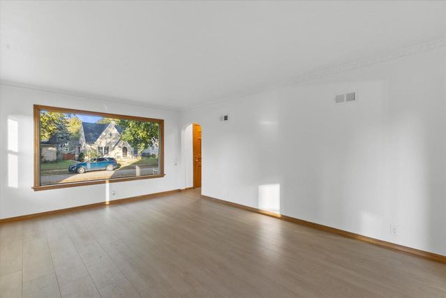 2956 N 77th STREET, Milwaukee, WI 53222