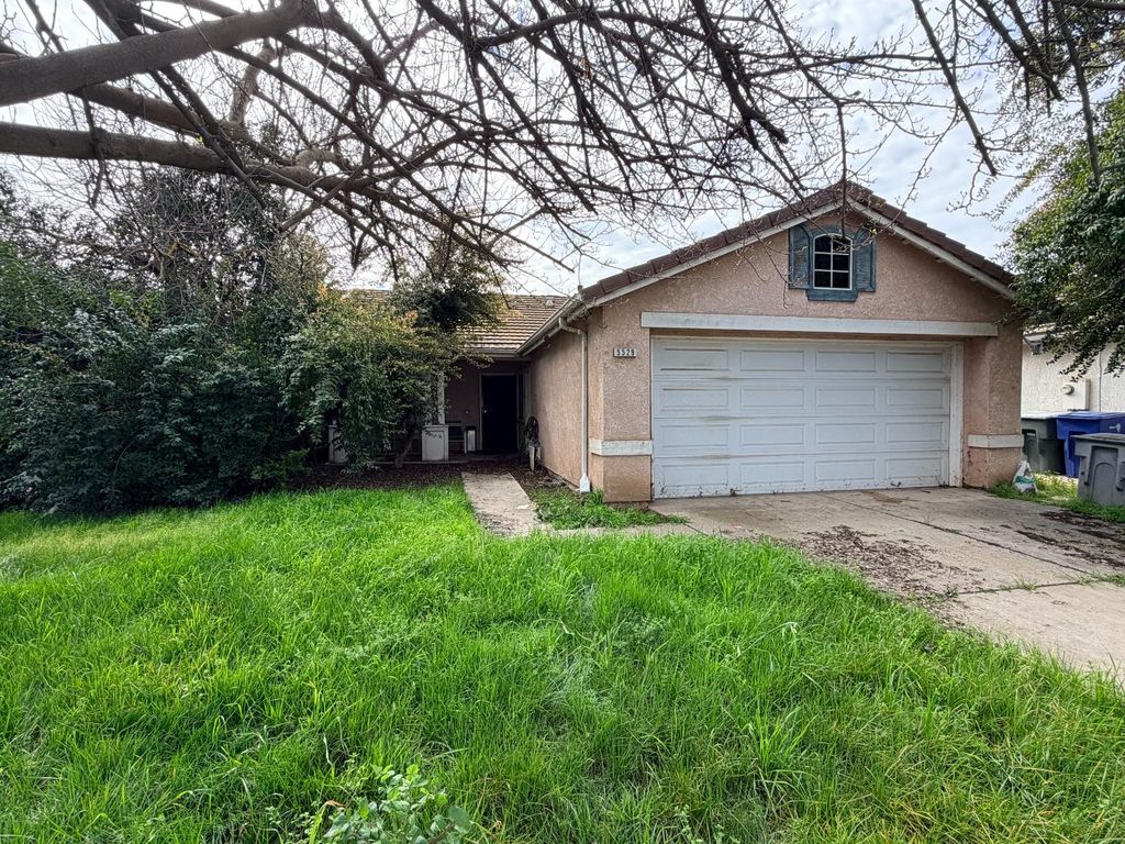 Image 1 of property listing at 5529 W Norwich Avenue, Fresno, CA 93722