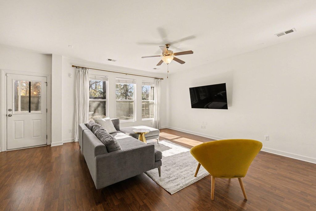 Image 4 of property listing at 8471 Athens Way, North Charleston, SC 29420