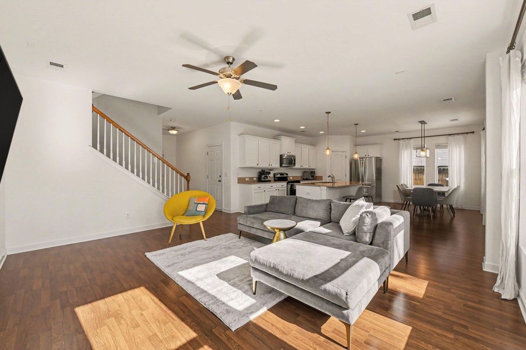 Image 5 of property listing at 8471 Athens Way, North Charleston, SC 29420