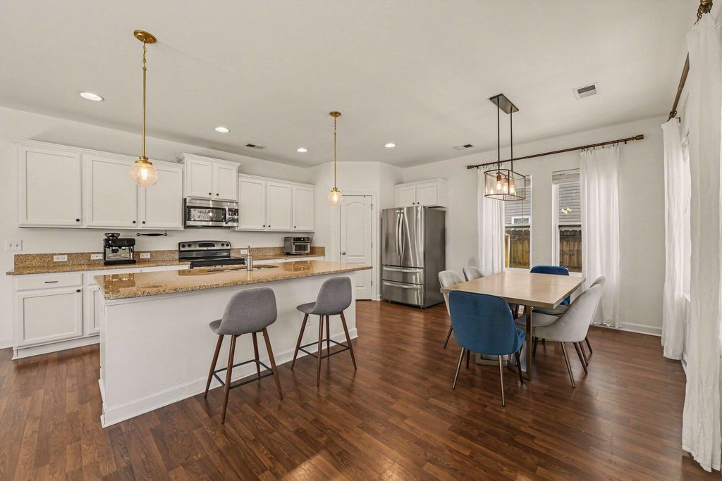 Image 6 of property listing at 8471 Athens Way, North Charleston, SC 29420