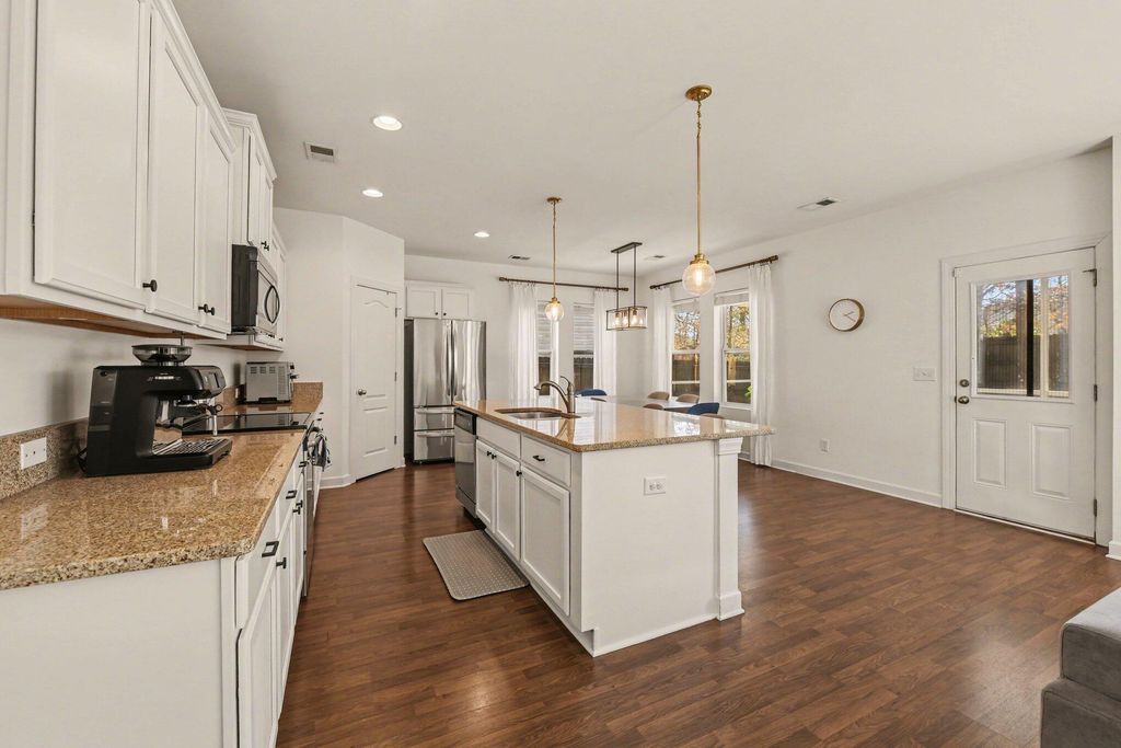 Image 7 of property listing at 8471 Athens Way, North Charleston, SC 29420