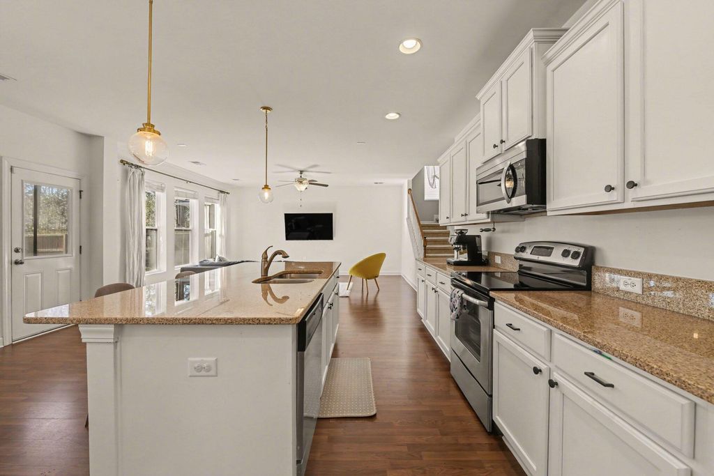 Image 8 of property listing at 8471 Athens Way, North Charleston, SC 29420