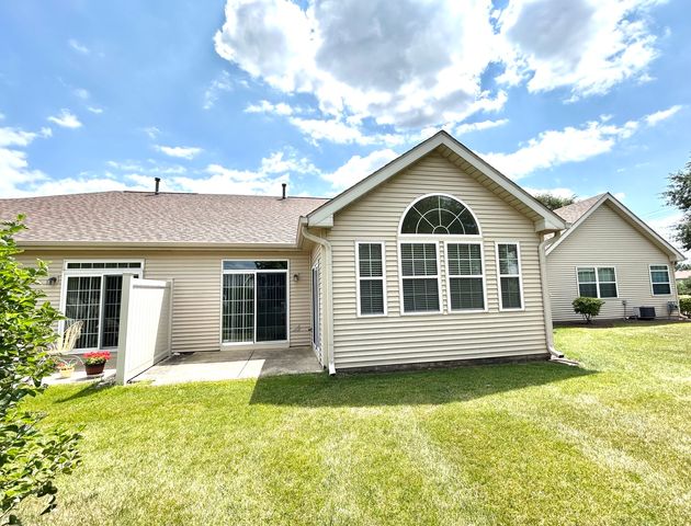 21562 Victory Lake Way, Crest Hill, IL 60403