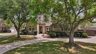 704 Heritage Oaks Dr, Angleton, TX 77515