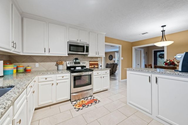 203 N Bayou Bend Drive, Baytown, TX 77521