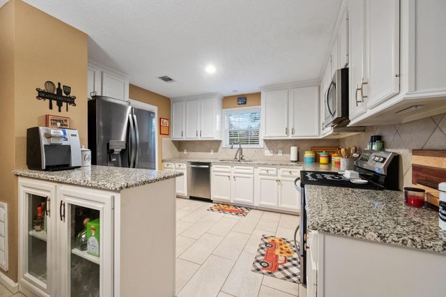 203 N Bayou Bend Drive, Baytown, TX 77521