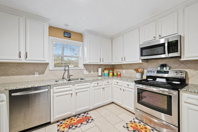 203 N Bayou Bend Drive, Baytown, TX 77521