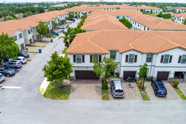 1009 Sweet Briar Lane, Riviera Beach, FL 33410