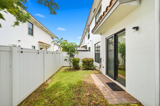 1009 Sweet Briar Lane, Riviera Beach, FL 33410
