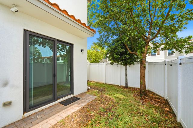 1009 Sweet Briar Lane, Riviera Beach, FL 33410