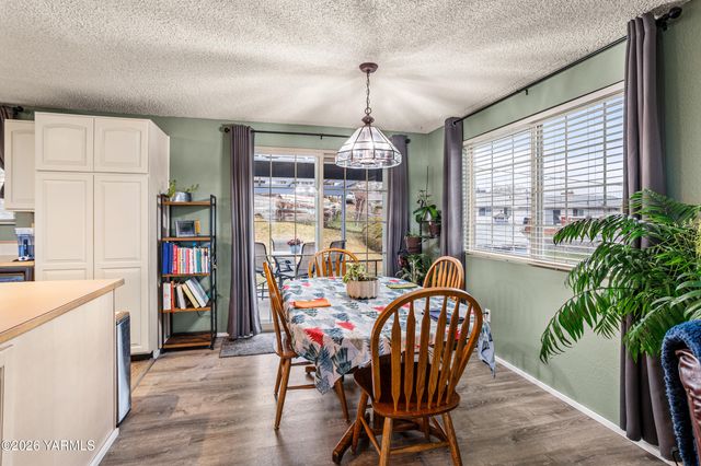 106 N 12th St, Selah, WA 98942