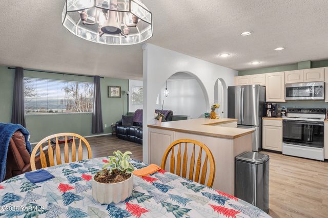 106 N 12th St, Selah, WA 98942