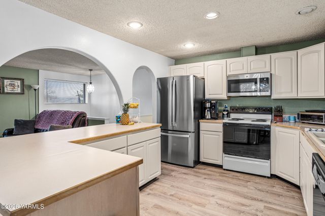 106 N 12th St, Selah, WA 98942